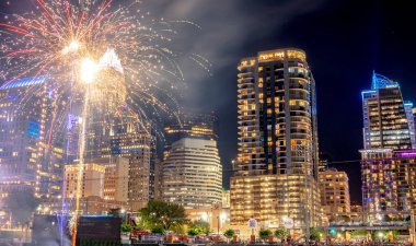 Charlotte Skyline beyzbol maçından sonra havai fişek gösterisi