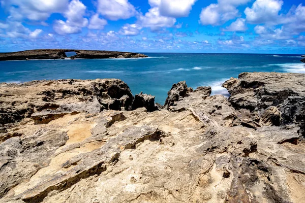 Laie Sea kemeri ve Oahu Hawaii 'deki Rocky Cliff plajı.
