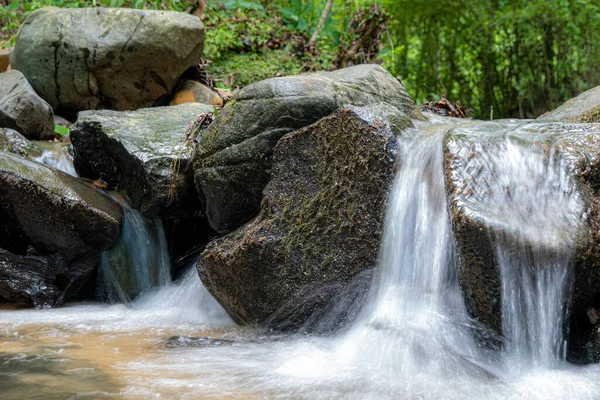 Kleiner Wasserfall Wald — Stockfoto