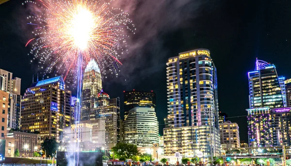 Gry Pokaż Fajerwerki Nad Charlotte Skyline Post Baseball Gry — Zdjęcie stockowe