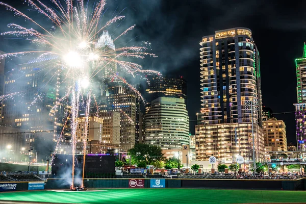 Fireworks Show Charlotte Skyline Post Baseball Game — Stockfoto