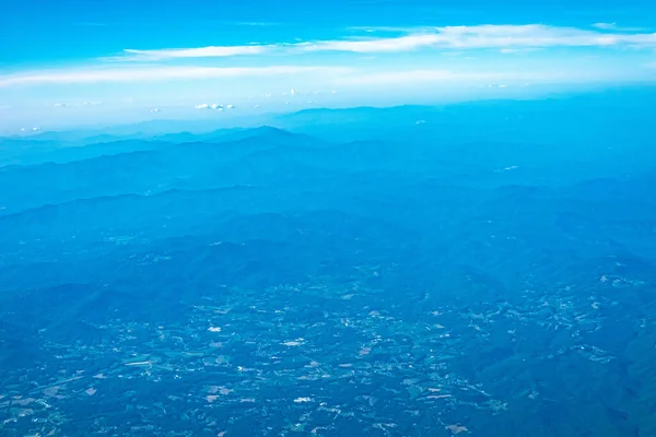 Vista Céu Azul Nublado Janela Avião — Fotografia de Stock