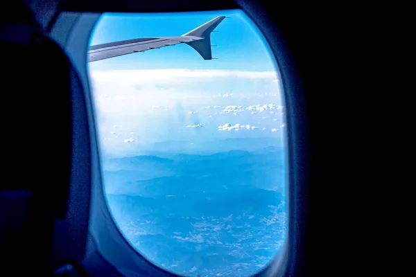 Θέα Του Μπλε Συννεφιασμένο Ουρανό Από Παράθυρο Του Αεροπλάνου — Φωτογραφία Αρχείου