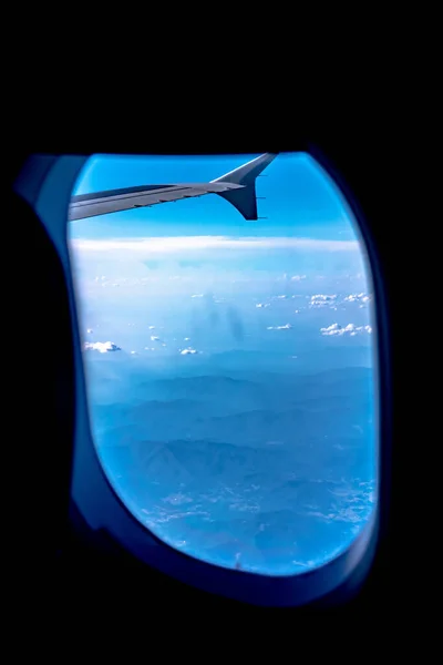 Vista Del Cielo Azul Nublado Desde Ventana Del Avión — Foto de Stock