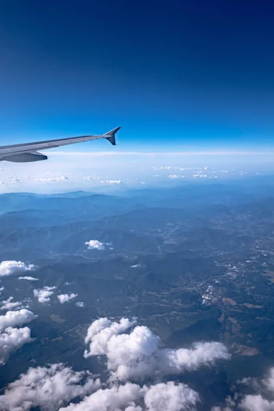 Vista Del Cielo Azul Nublado Desde Ventana Del Avión —  Fotos de Stock