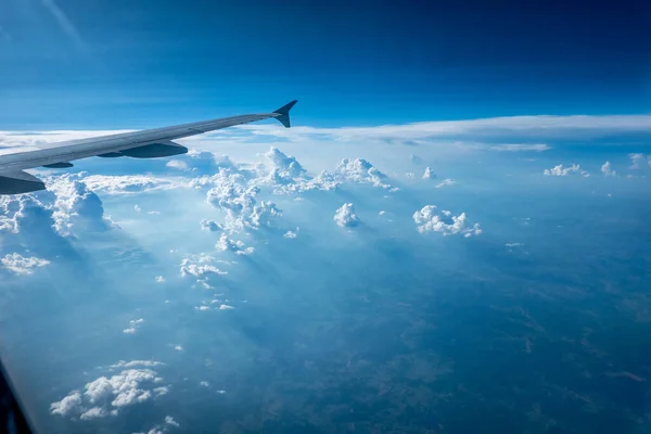 Blick Auf Blauen Bewölkten Himmel Vom Flugzeugfenster — Stockfoto