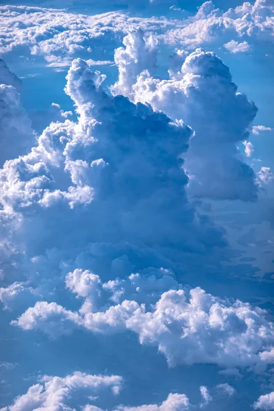 Uçak Penceresinden Mavi Bulutlu Gökyüzü Görünümü — Stok fotoğraf