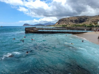 Hawaii, Oahu Adası 'nın batı kıyısındaki Electric Beach' ten yaz deniz manzarası.