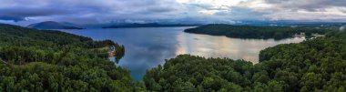 Jocassee Gölü 'nde sabahın erken saatlerinde güzel güneş doğuyor. Güney Carolina.