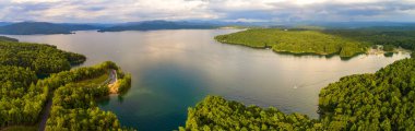 Jocassee Gölü 'nün güzel manzarası Güney Carolina