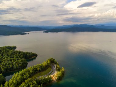 Jocassee Gölü 'nün güzel manzarası Güney Carolina