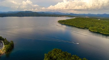 Jocassee Gölü 'nün güzel manzarası Güney Carolina