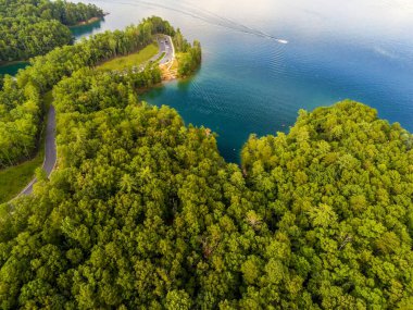 Jocassee Gölü 'nün güzel manzarası Güney Carolina