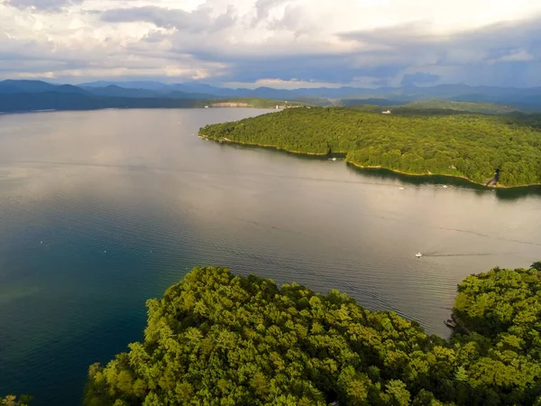 Jocassee Gölü 'nün güzel manzarası Güney Carolina