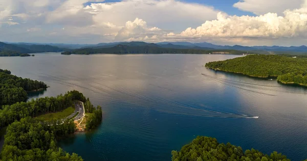 Jocassee Gölü 'nün güzel manzarası Güney Carolina