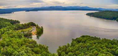 Jocassee Gölü 'nün güzel manzarası Güney Carolina