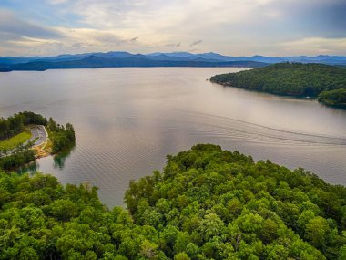 Jocassee Gölü 'nün güzel manzarası Güney Carolina