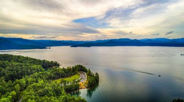 Jocassee Gölü 'nün güzel manzarası Güney Carolina