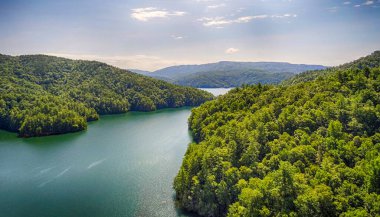 Jocassee Gölü 'nün güzel manzarası Güney Carolina