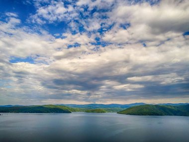 Jocassee Gölü 'nün güzel manzarası Güney Carolina
