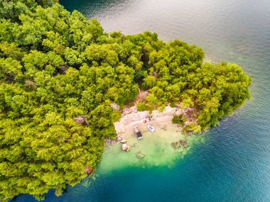 Jocassee Gölü 'nün güzel manzarası Güney Carolina