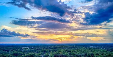 Güneş ufukta, sabahın erken saatlerinde
