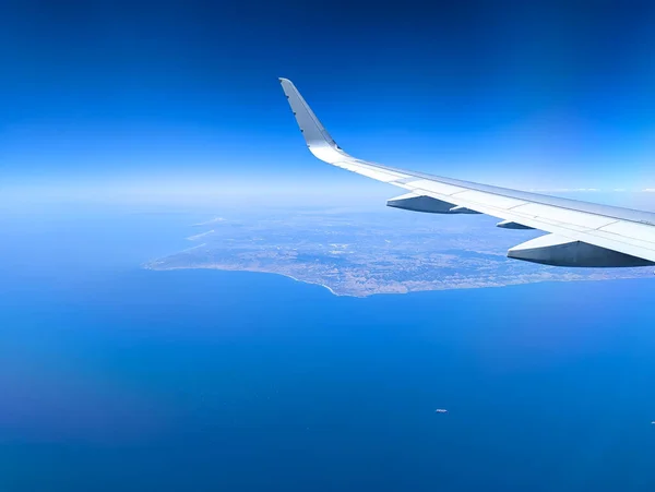 비행기에서 출발하는 해안선 — 스톡 사진