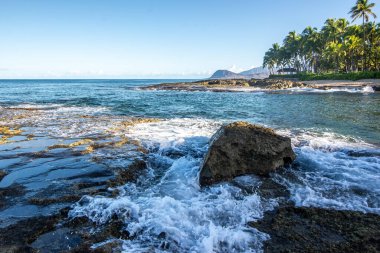 Güzel mavi gökyüzü ve kumsal sahneleri gizli kumsalda Oahu Hwaii