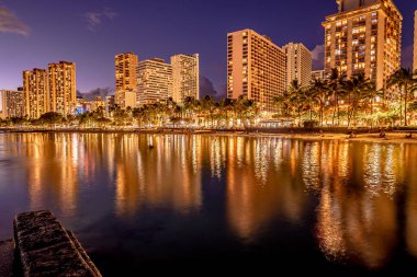 Oahu Hawaii 'deki Wayikiki sahilinde gün batımı.