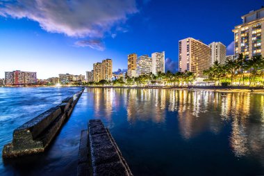 Oahu Hawaii 'deki Wayikiki sahilinde gün batımı.