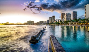 Oahu Hawaii 'deki Wayikiki sahilinde gün batımı.