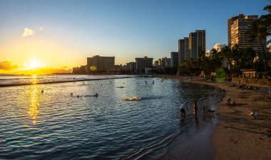 okyanus su, waikiki beach ve otel kuleleri