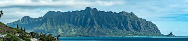 Kualoa dağın panoramik görünümü, Hawaii Oahu adasında yer çekimi ünlü