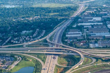 Yonca yolu kavşağında güneş doğuyor.