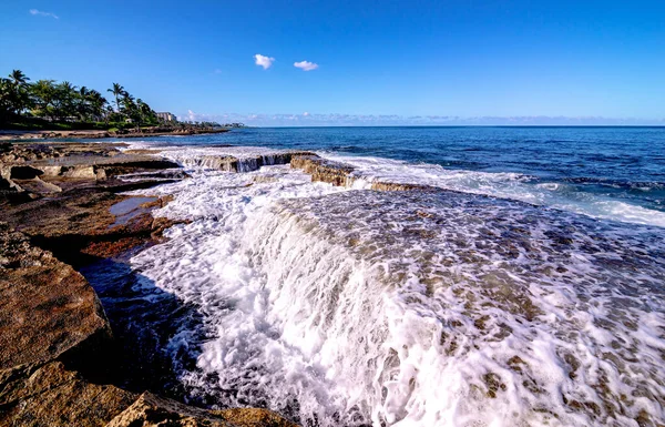 秘密のビーチで美しい青空とビーチシーン オアフ島ハワイ — ストック写真