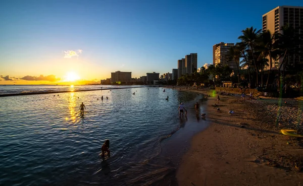 Oceaanwater Waikiki Beach Hotel Torens — Stockfoto