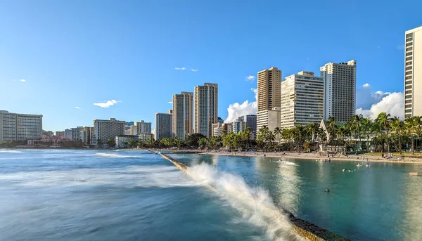 Oceaanwater Waikiki Beach Hotel Torens — Stockfoto