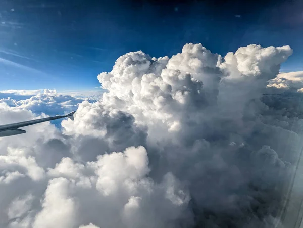 Volando Alto Nel Cielo Con Belle Nuvole — Foto Stock