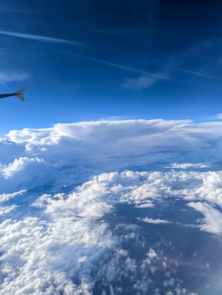 Volando Alto Nel Cielo Con Belle Nuvole — Foto Stock