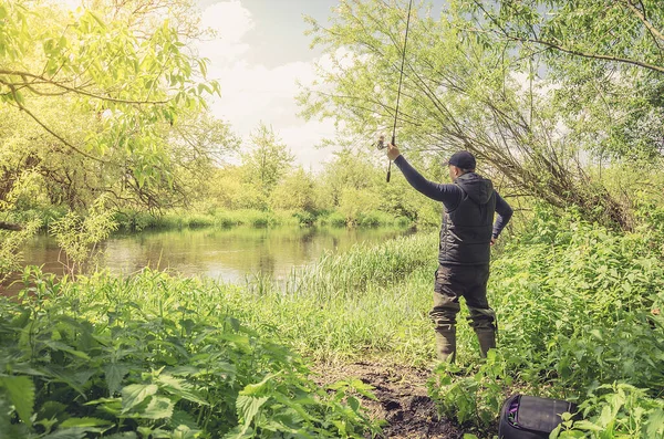 Pescador Margem Rio Com Uma Vara Pesca Mão — Fotografia de Stock