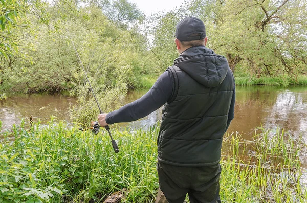 Pescatore Con Una Canna Pesca Sulla Riva Del Fiume Nelle — Foto Stock