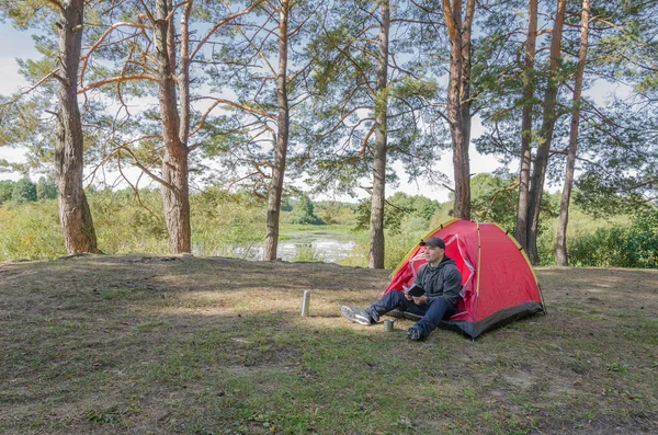 Guy Sitzt Mit Einem Buch Einem Zelt Wald Zelten Der Stockfoto
