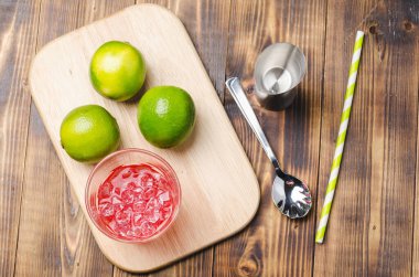 Kokteyl hazırlıyorum. İçkiyi bardakta buzla karıştırmak. Üst görünüm.