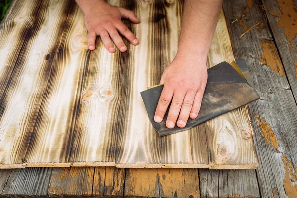 Sandpapier Holzbehandlung Art Der Männlichen Hände Die Sandpapier Holz Verarbeiten — Stockfoto