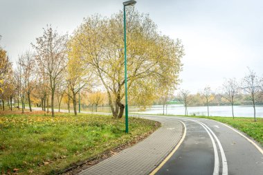 Parkta bisiklet yolu var. Parktaki doğa aktivitelerinin güzel manzarası.