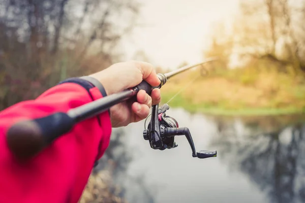 Mann Flussufer Wirft Mit Spinnrute Fischer Wirft Drehende Ich Perspektive — Stockfoto