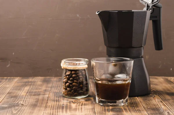 Segelas Kofee Dengan Kacang Kofee Dan Pembuat Hitam Fokus Selektif — Stok Foto