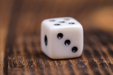 Tahta masadaki zarlar için beyaz zarlar. 