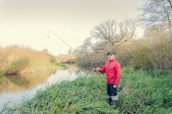 Англійський Спортсмен Кидає Кружляти Стрижень Річку Спортивна Риболовля — стокове фото