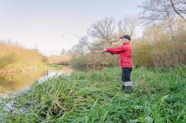 Atleta Pescatore Getta Canna Spinning Nel Fiume Pesca Sportiva — Foto Stock